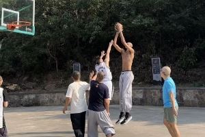 少林篮球！文班亚马在少林寺水泥地赤膊上身与粉丝切磋👀