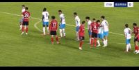 乌龙球被吹！徐彬铲球解围将球铲入自家球门，但海牛越位在先无效
